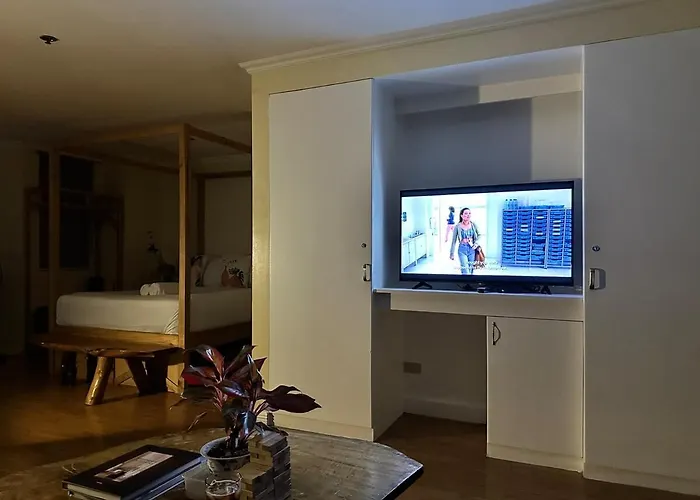 55-sqm Stunning View Wood House Poblacion Makati * Manila