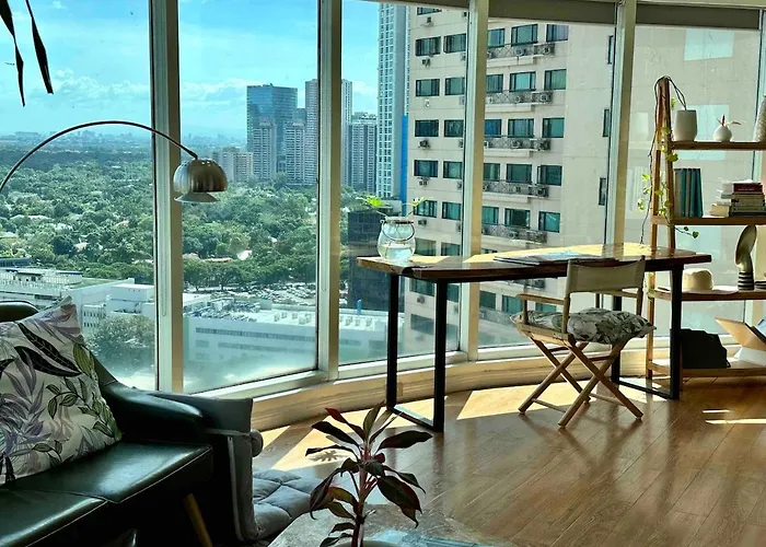 55-sqm Stunning View Wood House Poblacion Makati Apartment *