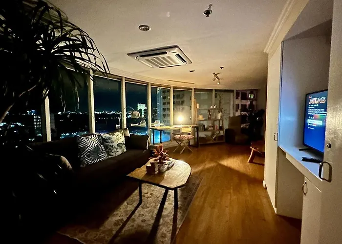 55-sqm Stunning View Wood House Poblacion Makati Apartment