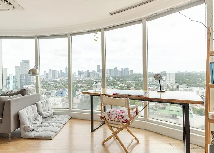 55-sqm Stunning View Wood House Poblacion Makati Apartment