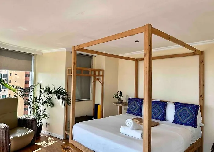 Apartment 55-sqm Stunning View Wood House Poblacion Makati