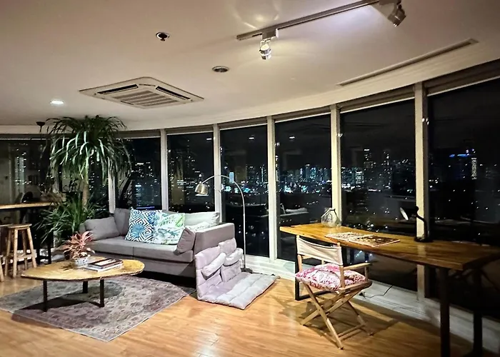 55-sqm Stunning View Wood House Poblacion Makati Apartment