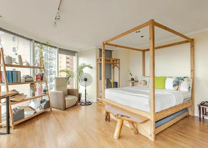 Apartment 55-sqm Stunning View Wood House Poblacion Makati