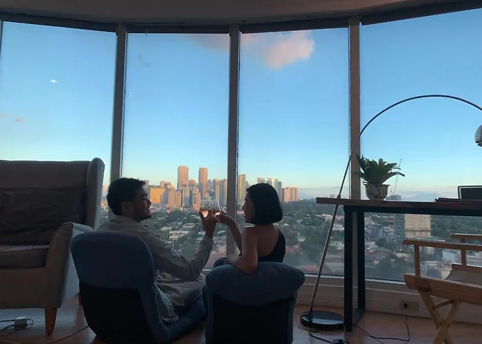 55-sqm Stunning View Wood House Poblacion Makati Apartment *