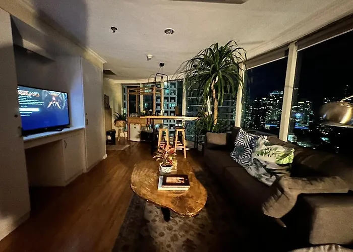 Apartment 55-sqm Stunning View Wood House Poblacion Makati *
