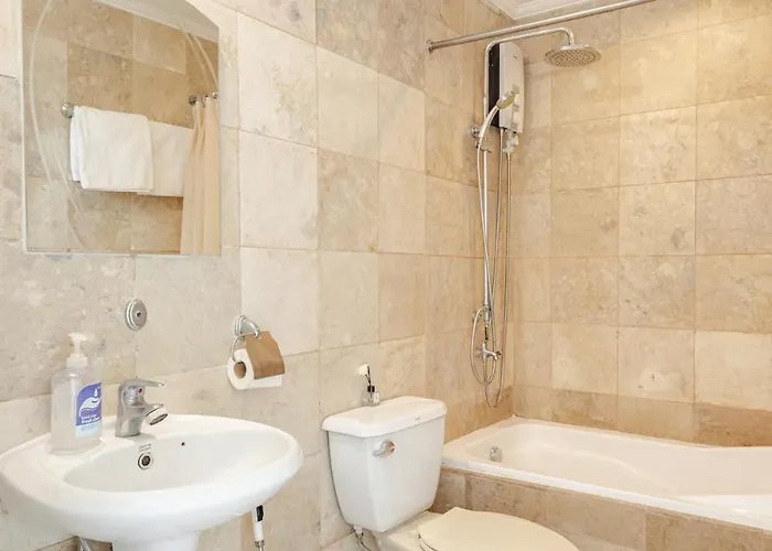 55-sqm Stunning View Wood House Poblacion Makati Apartment *